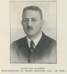 716394 Portret van David van Staveren (onderwijzer, 1881-1966), medeoprichter en eerste directeur van het jubilerende ...